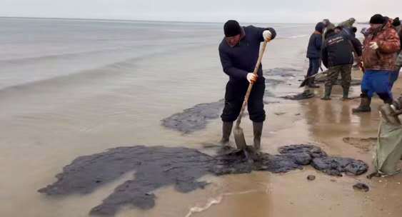 俄罗斯黑海沿岸再次出现燃油污染物